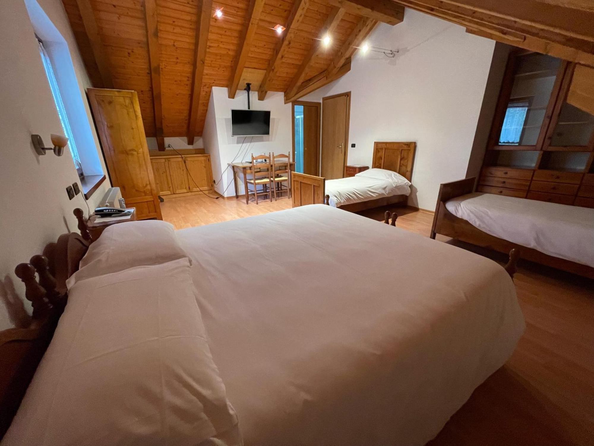 Albergo Nuoitas ฟอร์นี ดิ โซปรา ภายนอก รูปภาพ