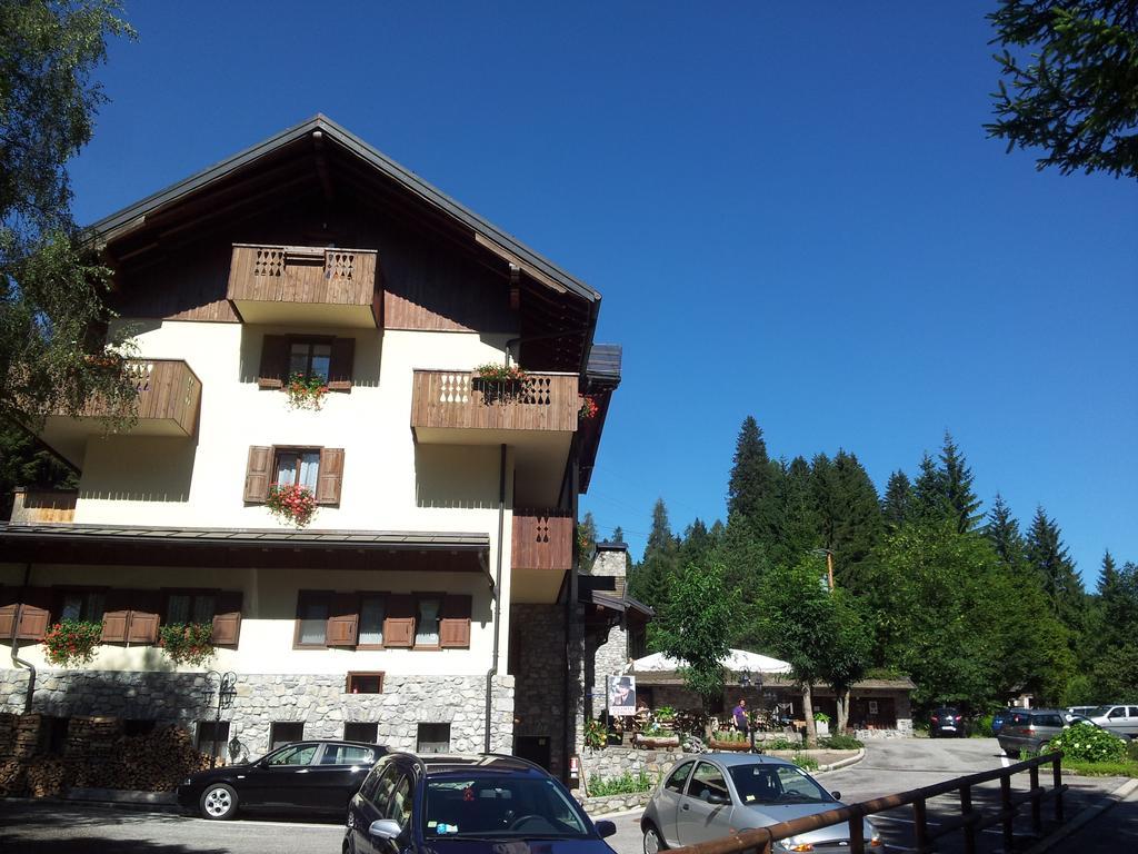 Albergo Nuoitas ฟอร์นี ดิ โซปรา ภายนอก รูปภาพ