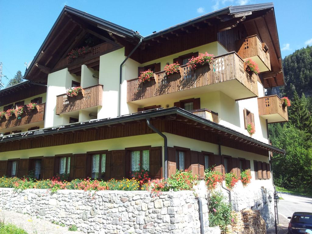 Albergo Nuoitas ฟอร์นี ดิ โซปรา ภายนอก รูปภาพ