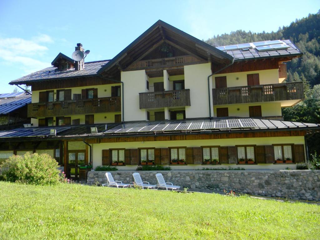 Albergo Nuoitas ฟอร์นี ดิ โซปรา ภายนอก รูปภาพ