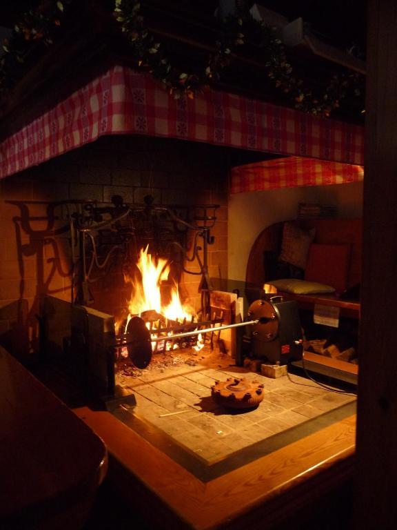 Albergo Nuoitas ฟอร์นี ดิ โซปรา ภายนอก รูปภาพ