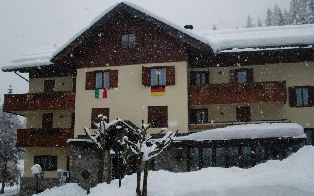 Albergo Nuoitas ฟอร์นี ดิ โซปรา ภายนอก รูปภาพ