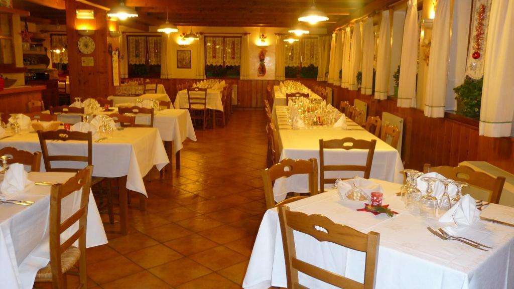 Albergo Nuoitas ฟอร์นี ดิ โซปรา ภายนอก รูปภาพ